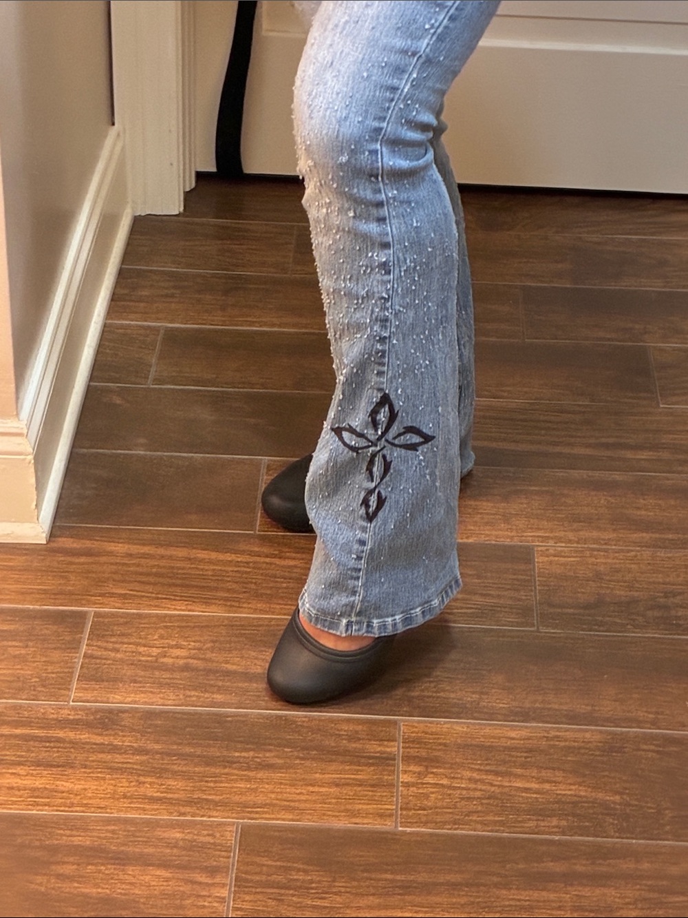 Women’s No Boundaries Distressed Shotgun Jeans w/Christian Hand Paintings, Size7 - Picture 13 of 16